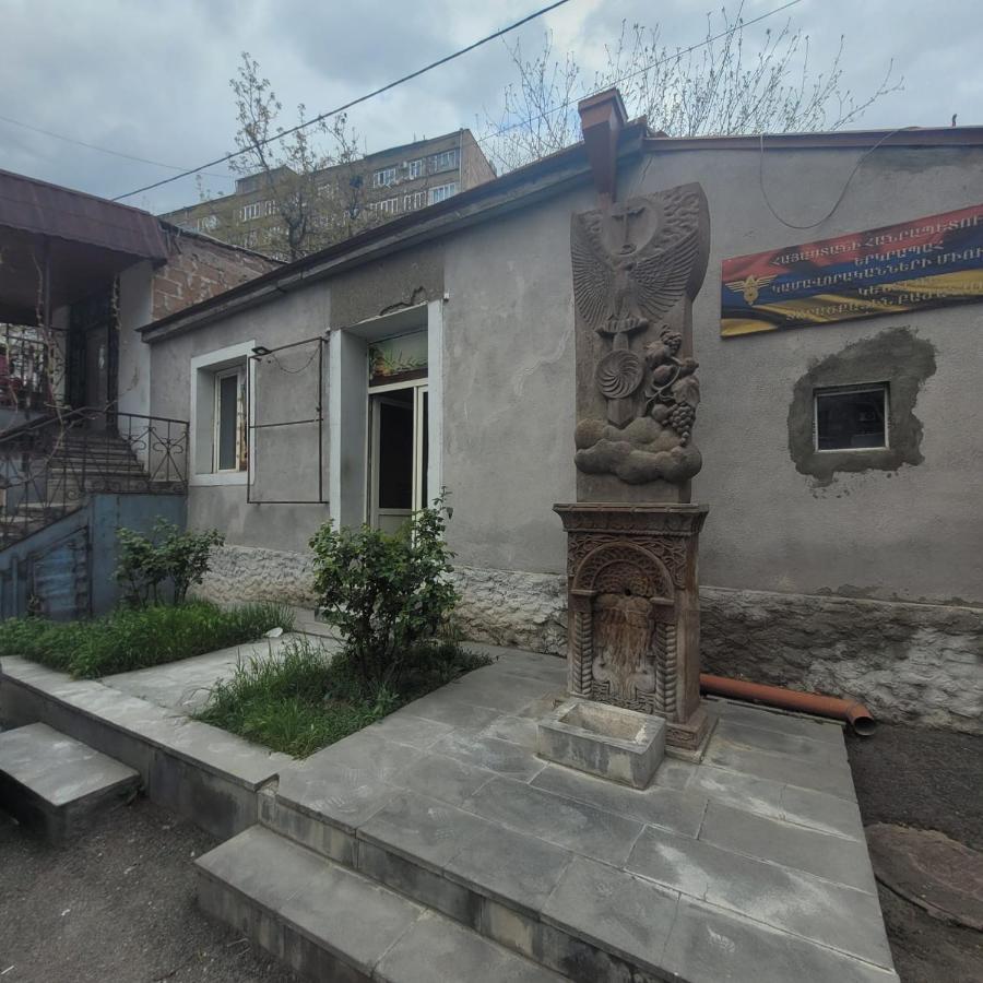 Guest House In The Small Center Yerevan Bagian luar foto